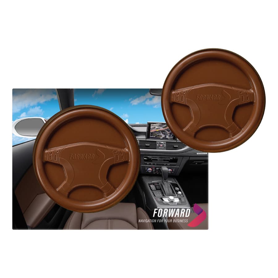 Twee chocolade stuurwielen bij een doos met een foto van een autodashboard