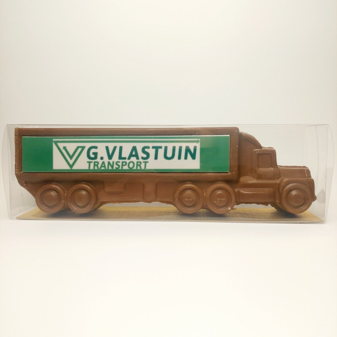 Chocolade vrachtwagen met groen-wit voorbeeldlogo op de zijkant