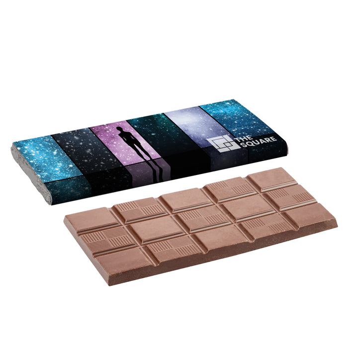 Grote reep melkchocolade van 100 gram in een full colour bedrukte wikkel