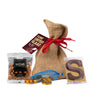 Jute zakje met Sinterklaasmix van kruidnoten, chocolade schoenletter en chocolademunten en een bedrukt kaartje