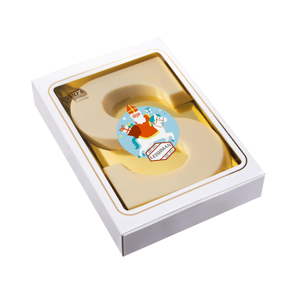 Chocoladeletter S van witte chocolade in wit doosje met full colour sticker met logo