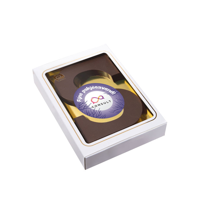 Chocoladeletter van 200 gram pure chocolade in wit doosje met full colour sticker met logo