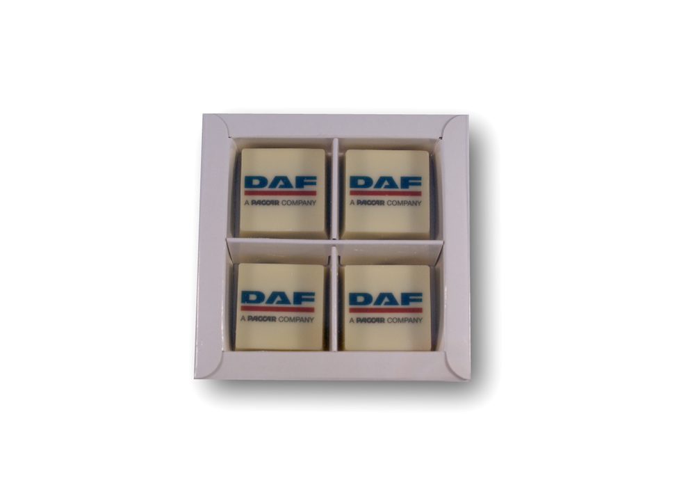 Wit doosje met 4 vierkante logobonbons met voorbeeldlogo