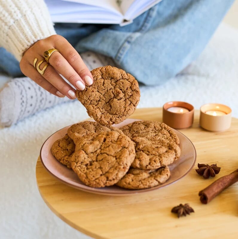 Bruin brievenbusdoosje met pouchbag bakmix en full colour bedrukte A5-kaart: 'Happy winterdays' koekjes mix