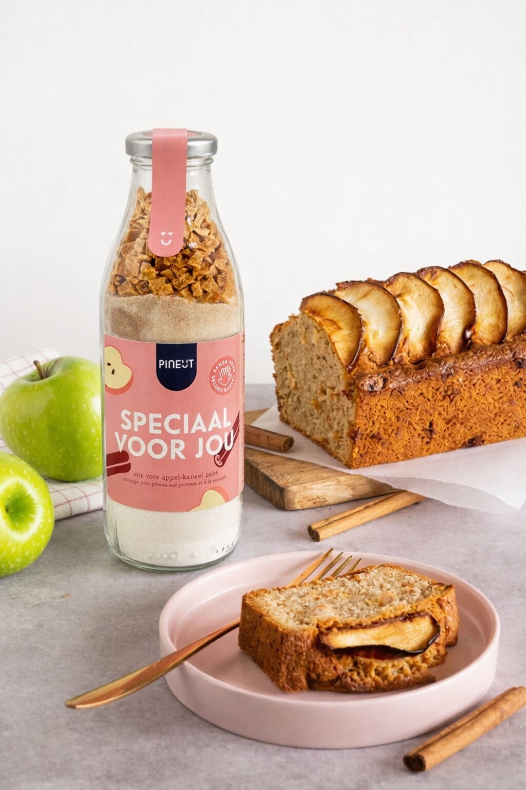 Glazen fles gevuld met bakmix en een full colour bedrukt etiket met logo