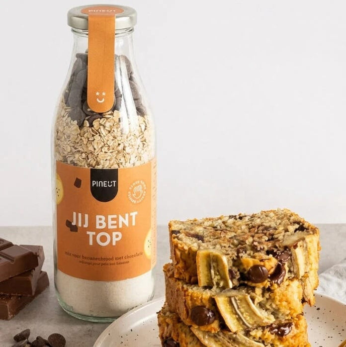 Glazen fles gevuld met bakmix en een full colour bedrukt etiket met logo: Bananenbrood mix
