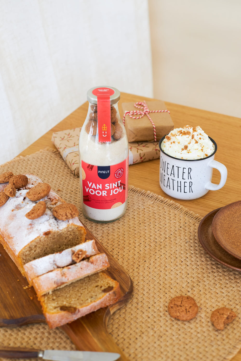 Glazen fles gevuld met bakmix en een full colour bedrukt etiket met logo: kruidnoten cakemix