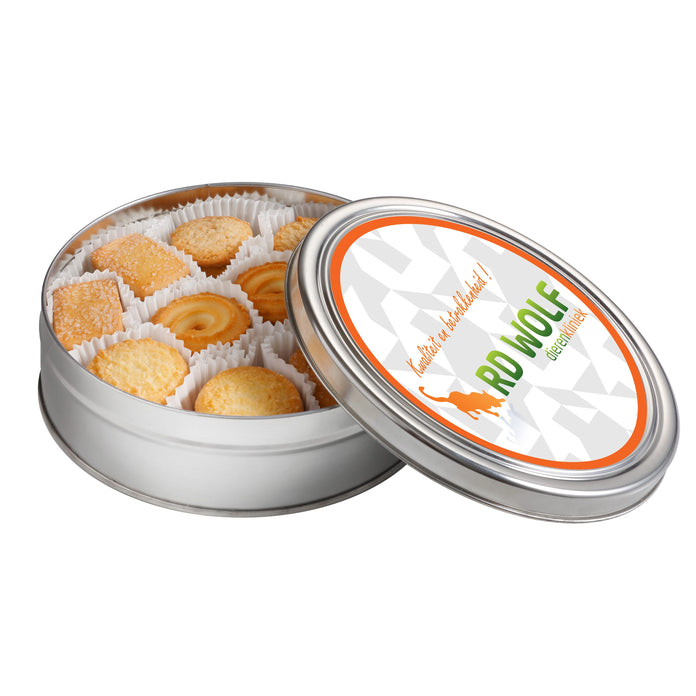 Plat rond zilverkleurig koekblik met assorti koekjes en full colour sticker op het deksel