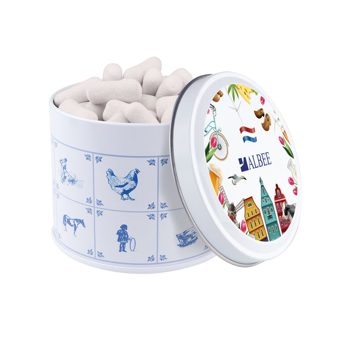 Delfts blauw blik gevuld met snoep en een full colour bedrukt deksel met logo: Schoolkrijt