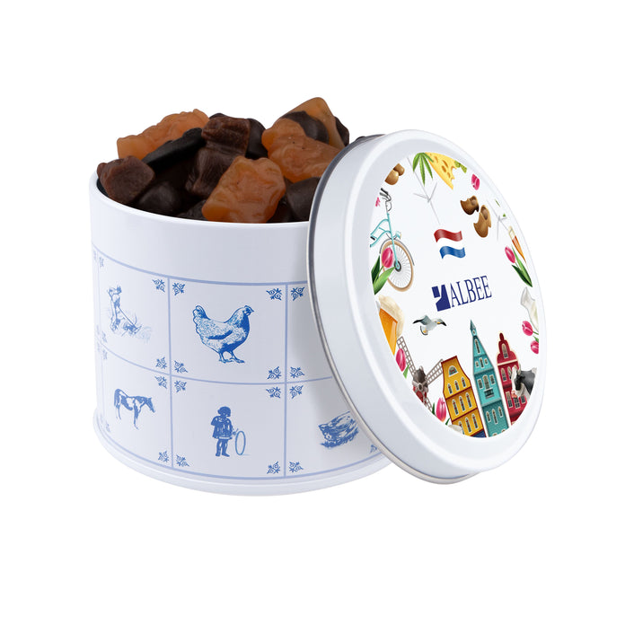 Delfts blauw blik gevuld met snoep en een full colour bedrukt deksel met logo: Gemengd Drop