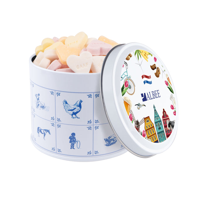 Delfts blauw blik gevuld met snoep en een full colour bedrukt deksel met logo: Vruchtenhartjes