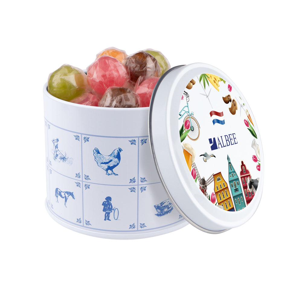Delfts blauw blik gevuld met snoep en een full colour bedrukt deksel met logo: Lolly mix