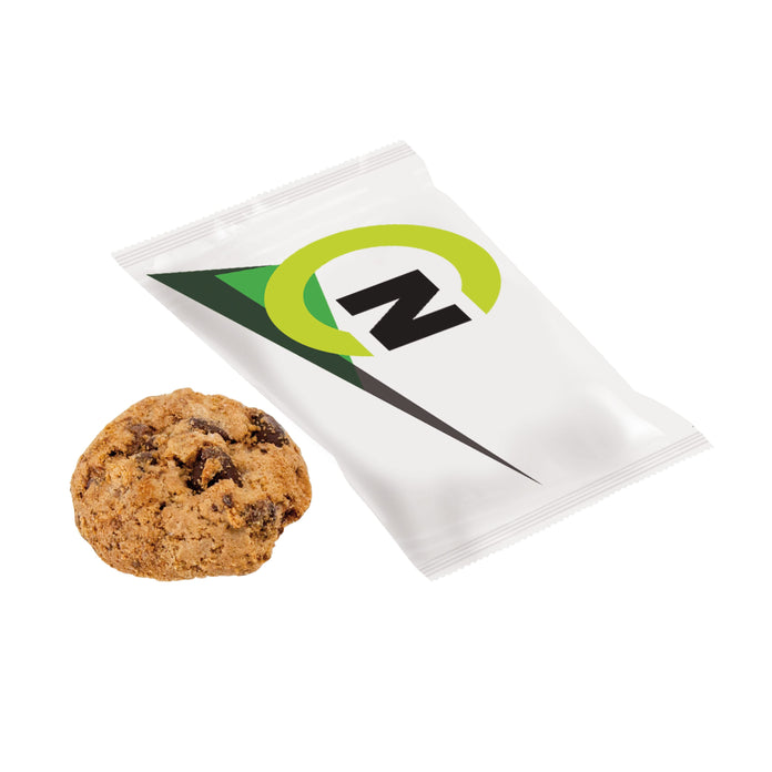 Chocolate chip koekje verpakt in witte folie met full colour bedrukking en logo