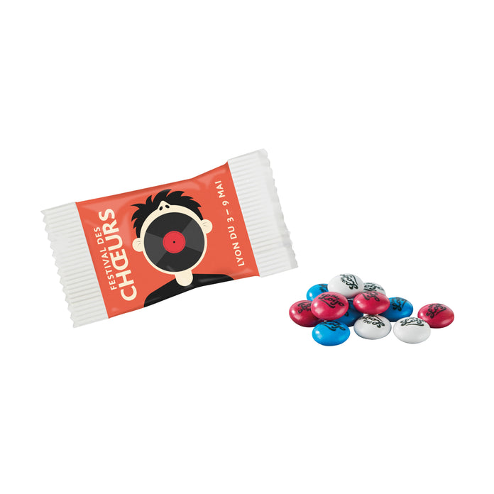 Wit papieren zakje van 7 gram met gepersonaliseerde M&M's met logo
