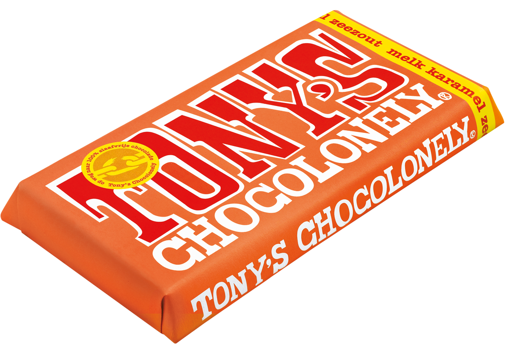 Tony's Chocolonely reep melk karamel zeezout, schuin van voren