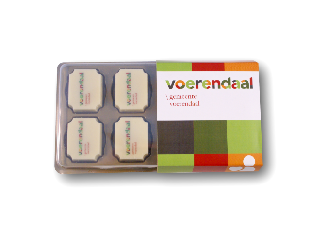 Doosje met 8 logobonbons en een halve huls in eigen ontwerp