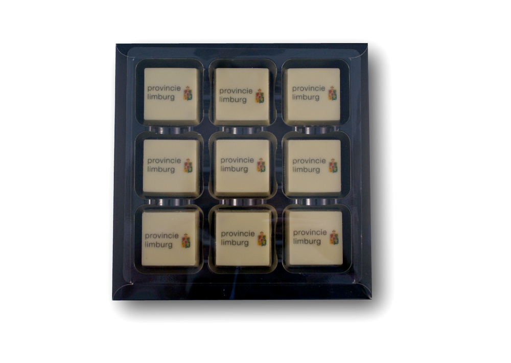 Zwart doosje met 9 vierkante logobonbons