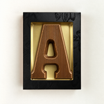 Bronzen chocoladeletter A van 80 gram melkchocolade in vensterdoos