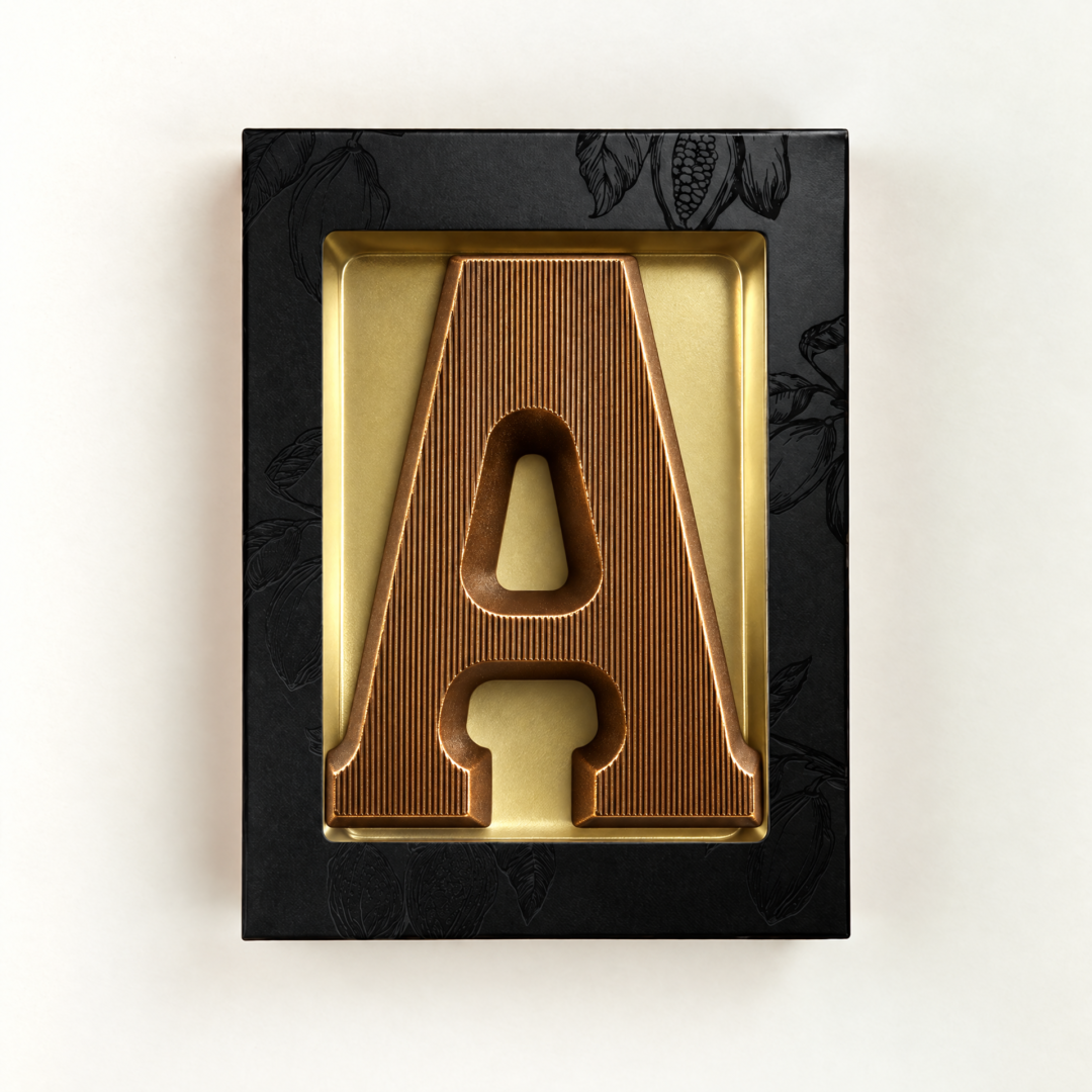 Bronzen chocoladeletter A van 80 gram melkchocolade in vensterdoos