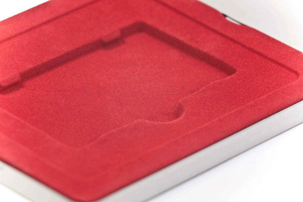MDT 006 red Voucher box met scharnierdeksel 140x125 mm – luxe presentatie met rode inlay