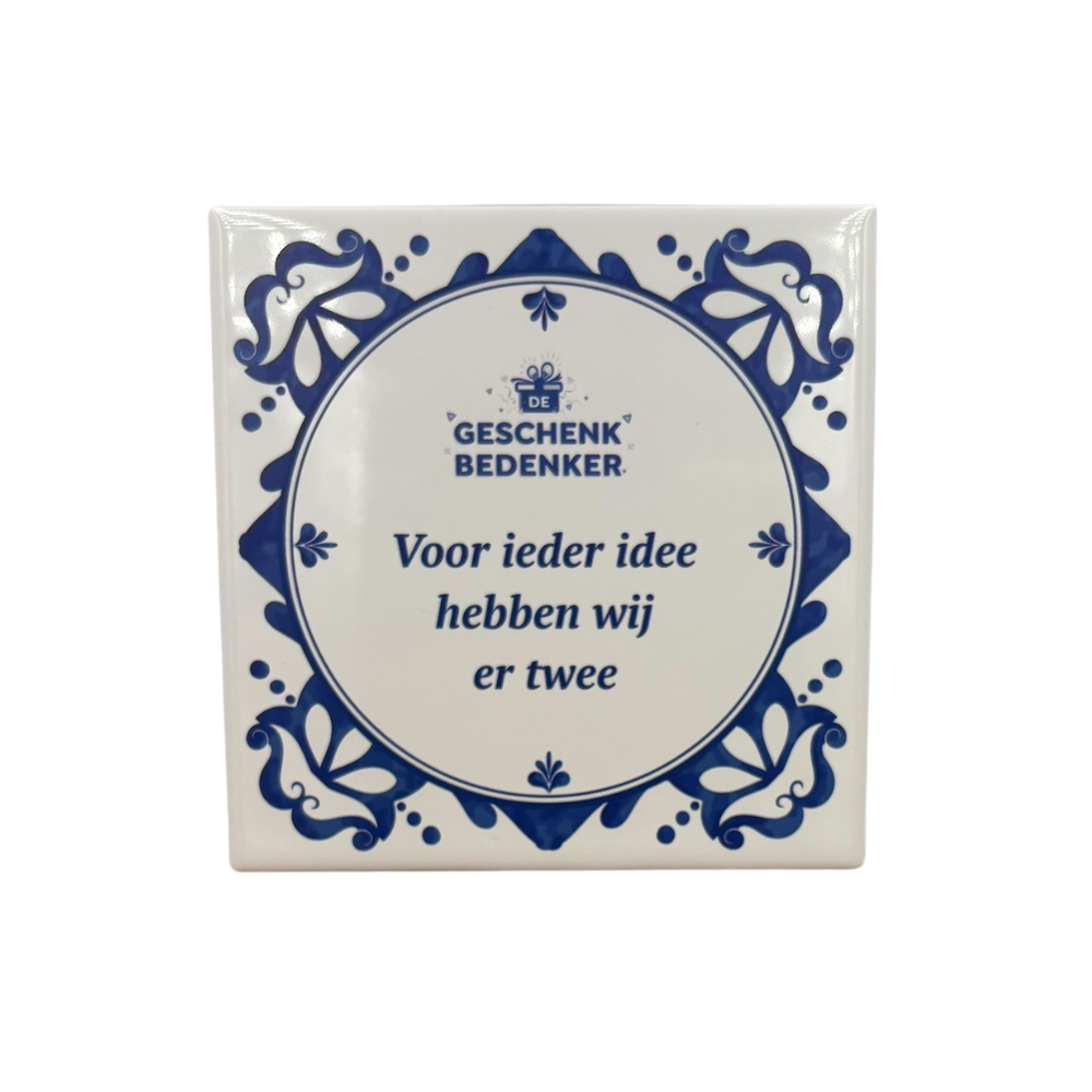Wit keramisch tegeltje van 15 × 15 cm, bedrukt met een Delfts blauw kader, logo en eigen tekst