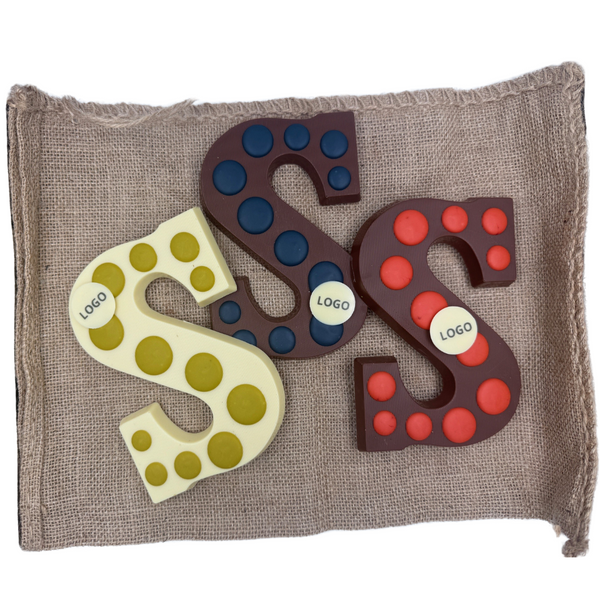 Chocoladeletter op bedrijfskleur met logo – 200 gram