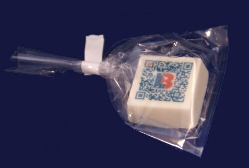 QR-praline in een doorzichtig zakje