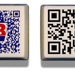 Twee QR-pralines van witte chocolade met een QR-code in kleur