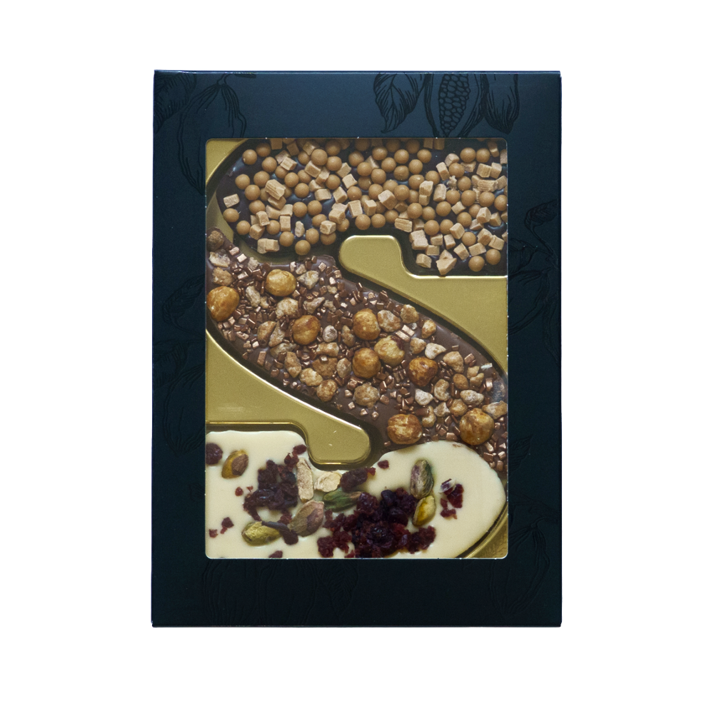 Luxe chocoladeletter S met toppings, uitvoering cranberry, hazelnoot en karamel-zeezout