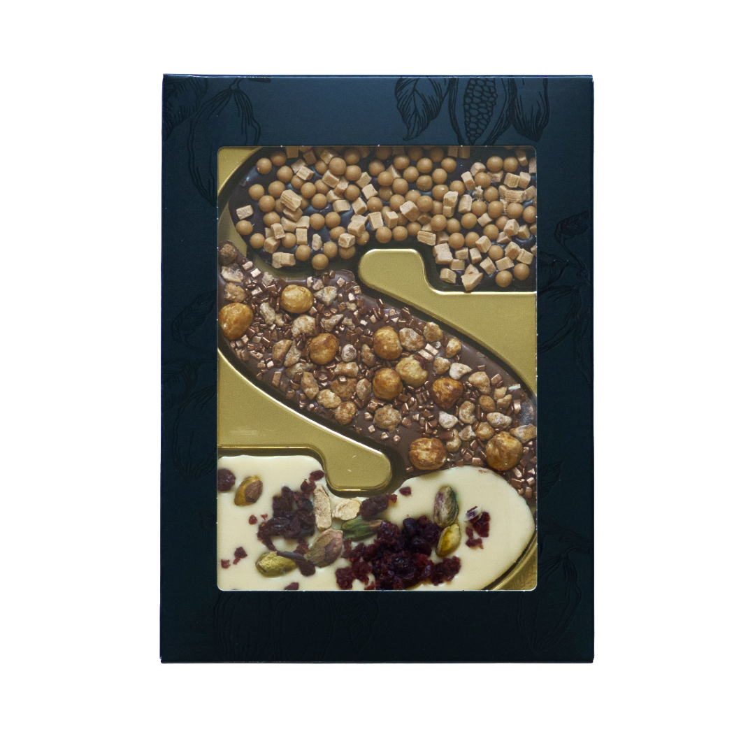 Luxe chocoladeletter S met toppings, uitvoering cranberry, hazelnoot en karamel-zeezout