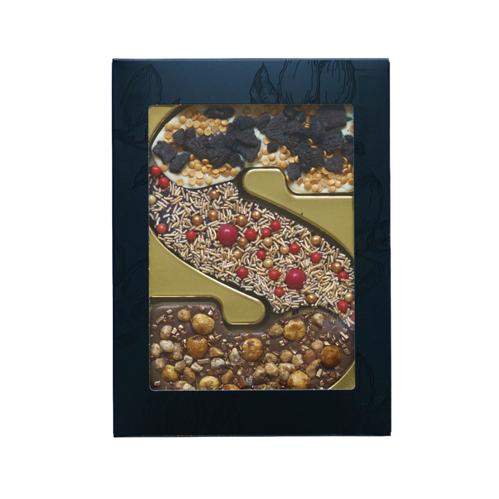 Luxe chocoladeletter S met toppings, uitvoering cookies, hazelnoot en rode topping