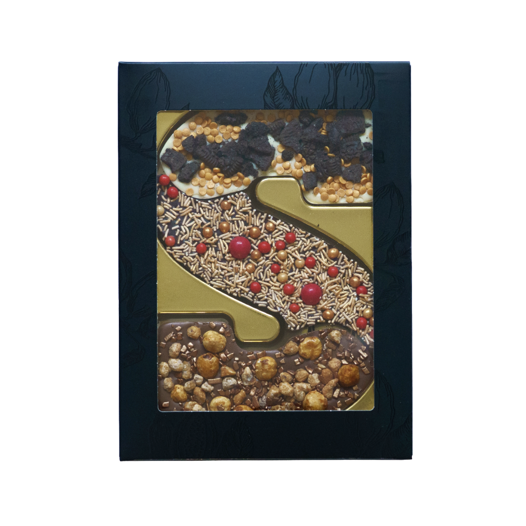 Luxe chocoladeletter S met toppings, uitvoering cookies, hazelnoot en rode topping