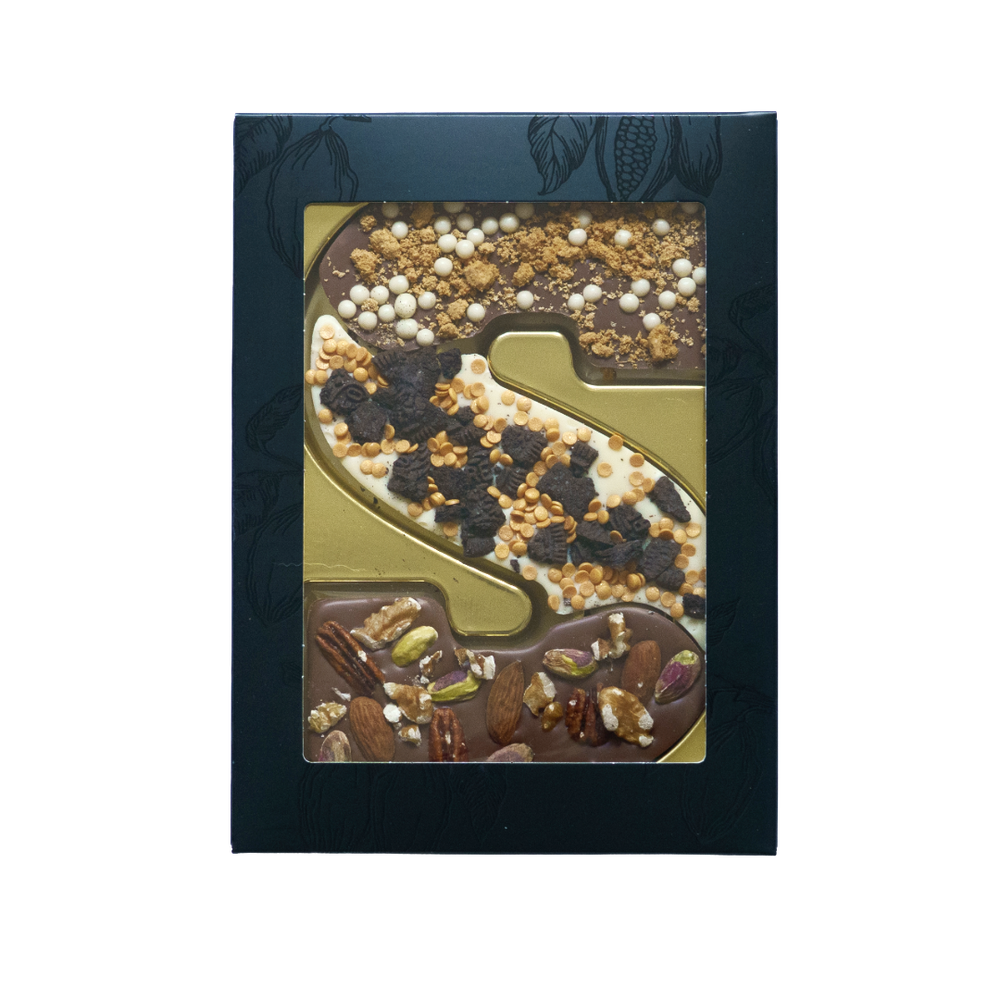 Luxe chocoladeletter S met toppings, uitvoering notenmix, cookies en speculoos