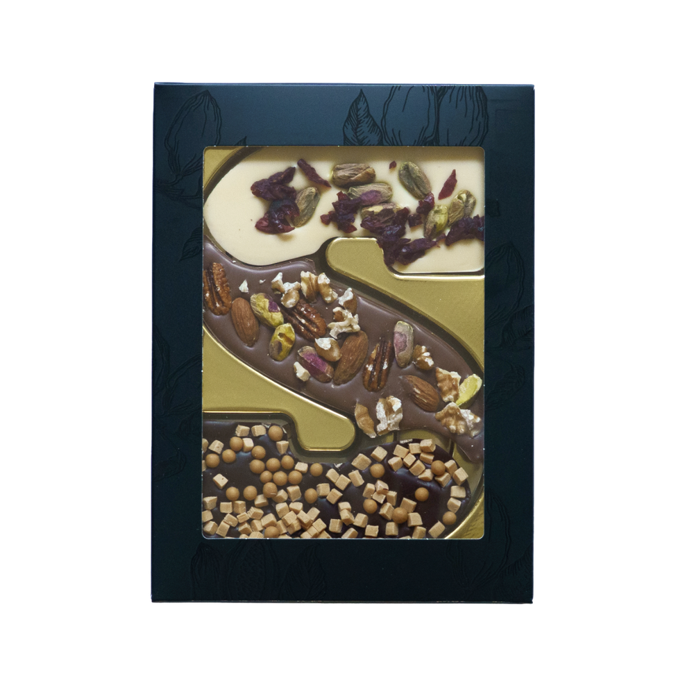 Luxe chocoladeletter S met toppings, uitvoering Melk, puur en wit met noten en karamel