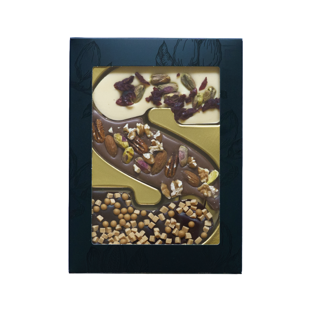 Luxe chocoladeletter S met toppings, uitvoering Melk, puur en wit met noten en karamel