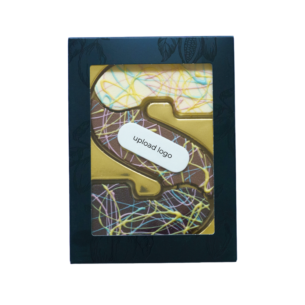 Luxe chocoladeletter S met toppings, uitvoering kleurspatten melk, puur en wit, met logo