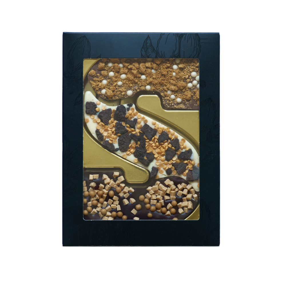 Luxe chocoladeletter S met toppings, uitvoering speculoos, cookies en karamel-zeezout