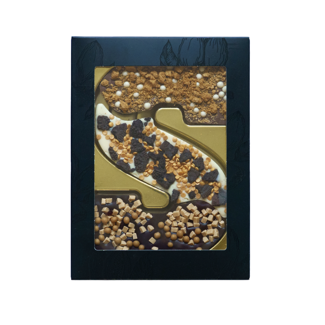 Luxe chocoladeletter S met toppings, uitvoering speculoos, cookies en karamel-zeezout