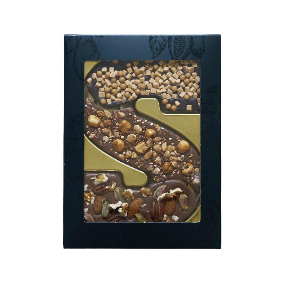 Luxe chocoladeletter S met toppings, uitvoering notenmix, hazelnoot en karamel-zeezout