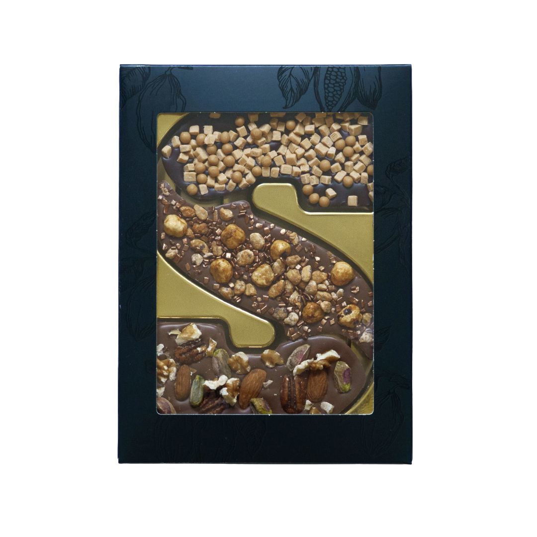 Luxe chocoladeletter S met toppings, uitvoering notenmix, hazelnoot en karamel-zeezout
