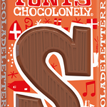 Tony's Chocolonely schoenletter S melk karamel zeezout, voorkant van de verpakking