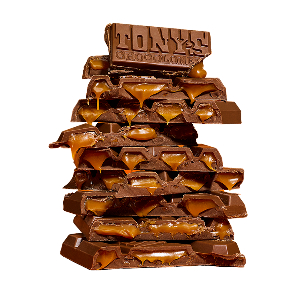 Gebroken stukken Tony's Chocolonely Filled karamel zeezout op een stapel