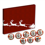 Rode adventskalender met kerstmotief en chocoladebonbons in kerstmanfolie