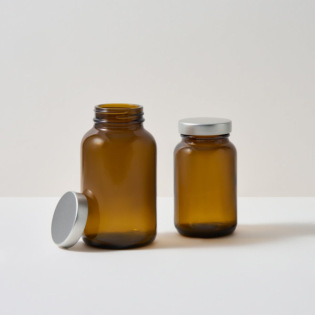 Amberkleurige glazen pot met aluminium schroefdeksel, foto 1