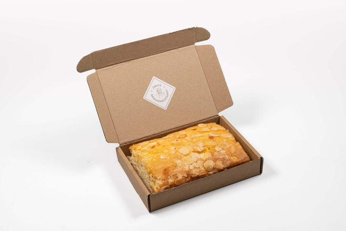 Halve amandelcake door de brievenbus