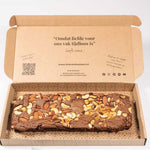 Brievenbus Brownie Deluxe – brievenbusgeschenk in open doos, smeuïge pure chocolade brownie met gebrande noten, brievenbuscadeau