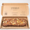 Brievenbus Brownie Deluxe ½ – brievenbusgeschenk in open brievenbusdoos, smeuïge pure chocolade brownie met gebrande noten