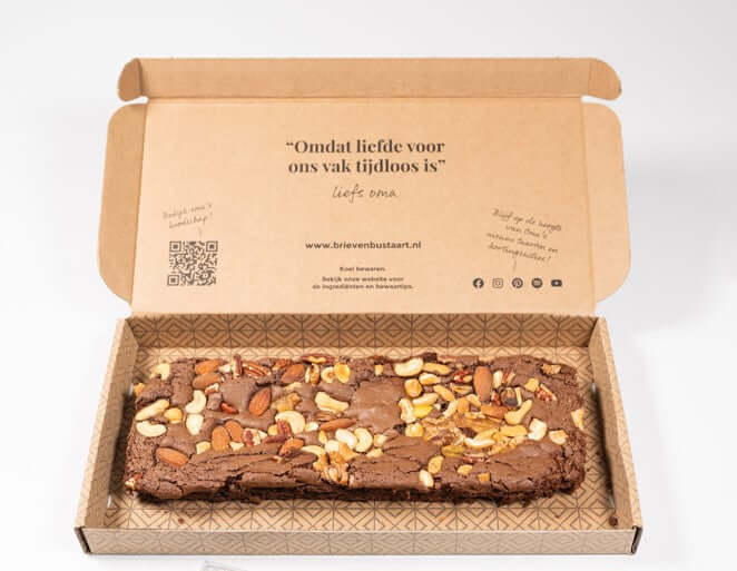 Brievenbus Brownie Deluxe ½ – brievenbusgeschenk in open brievenbusdoos, smeuïge pure chocolade brownie met gebrande noten