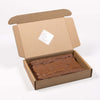 Brievenbus Brownie ½ – brievenbusgeschenk in open brievenbusdoos, halve pure chocolade brownie met roomboter