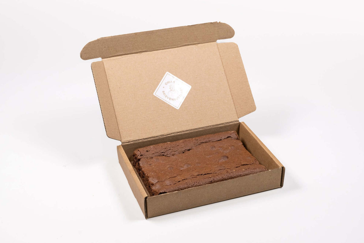 Brievenbus Brownie ½ – brievenbusgeschenk in open brievenbusdoos, halve pure chocolade brownie met roomboter